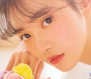 啃咬胸前肿胀 手指轻探花丛中