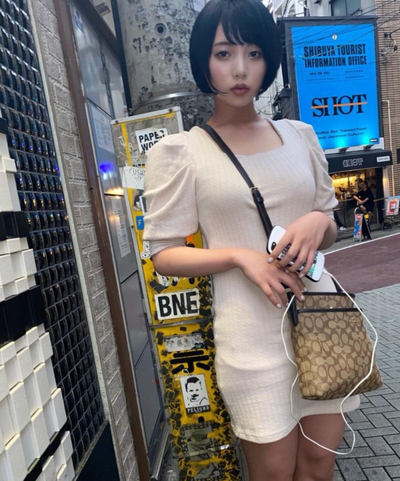 安位薰(安位カヲル)新作品不爱穿内衣的巨车灯靓妹重拳出击