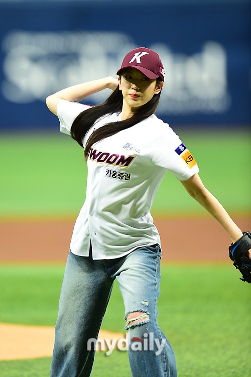 韩国女团Rocket Punch成员金秀润担任棒球比赛开球嘉宾