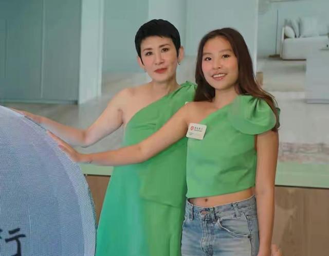 吴君如女儿正式出道，与妈妈一同拍摄广告，长相身材惨遭网友嘲讽